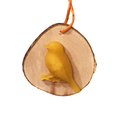 Vogeltje op houtschijf